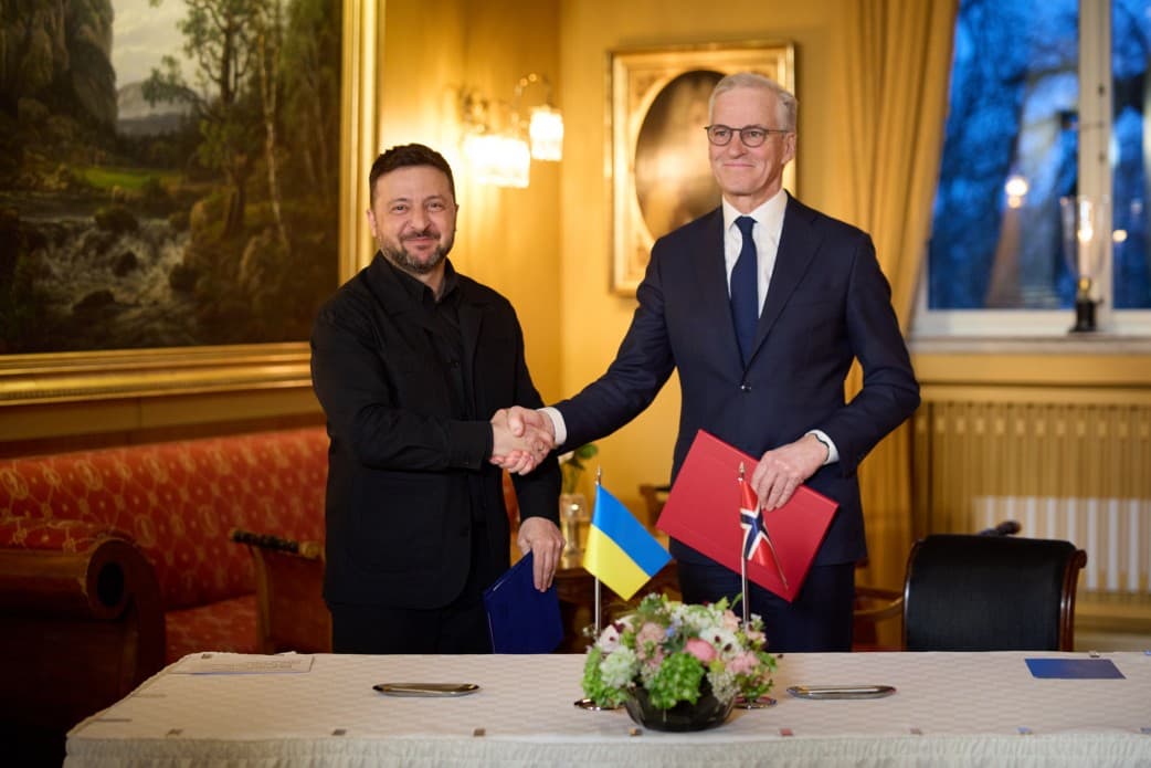 Президент України Володимир Зеленський і прем'єр-міністр Норвегії Йонас Гар Стере. (посилання)[[https://www.president.gov.ua/news/ukrayina-ta-norvegiya-zrobili-pershij-krok-do-drone-deal-vol-103865]]