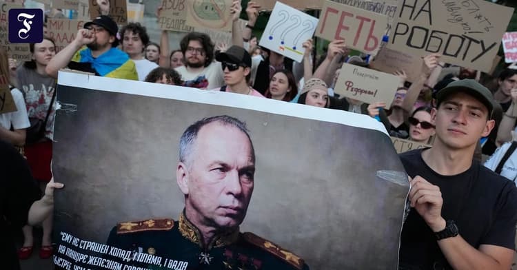 Der Oberbefehlshaber der ukrainischen Streitkräfte entschuldigt sich beim entlassenen Verteidigungsminister Mychajlo Fedorow. Er sagt aber auch: „Eine Million Mann starke Armee wird nicht über Whatsapp geführt.“ Nun wurde er von Selenskyj entlassen...