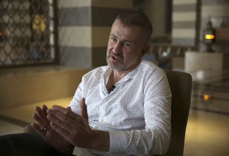 „Vyras, kuris pakeistų Rusiją“ – taip britų laikraštis „The Economist“ apibūdino vieną turtingiausių rusų oligarchų Andrejų Melničenką, kai publikavo jo esė, pavadinimu „Kodėl žlugusi Rusija būtų blogai pasauliui“. Įsipatoginęs „pragmatiško“ verslininko įvaizdyje, jis aiškina, kaip Vakarams derėtų elgtis su Rusija, ir yra pozicionuojamas tarsi alternatyvus balsas Vladimiro Putino Rusijoje. Bet, anot ekspertų, nereikėtų apsigauti...