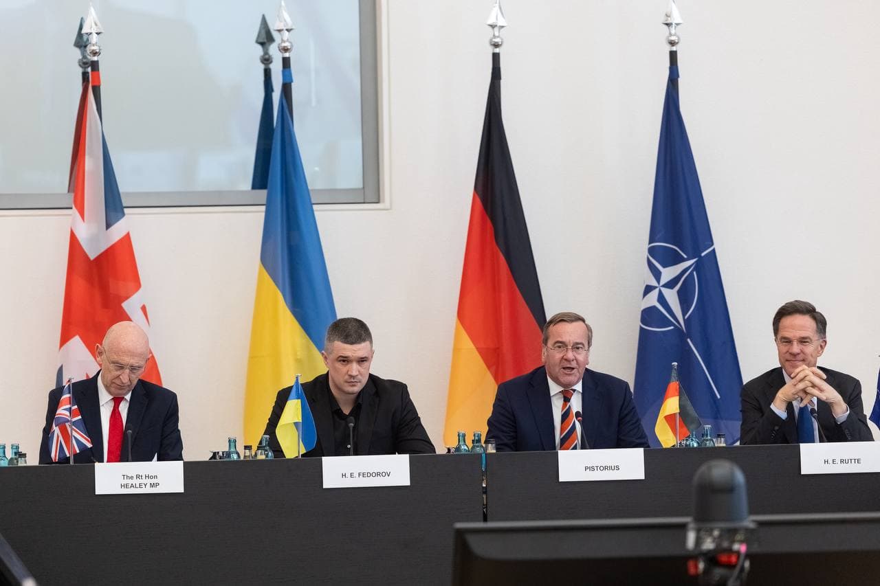 Міністри оборони Великої Британії, України та Німеччини Джон Гілі, Михайло Федоров, Борис Пісторіус та Генеральний секретар НАТО Марк Рютте на зустрічі у форматі "Рамштайн". (джерело) [[https://t.me/zedigital/6739]]
