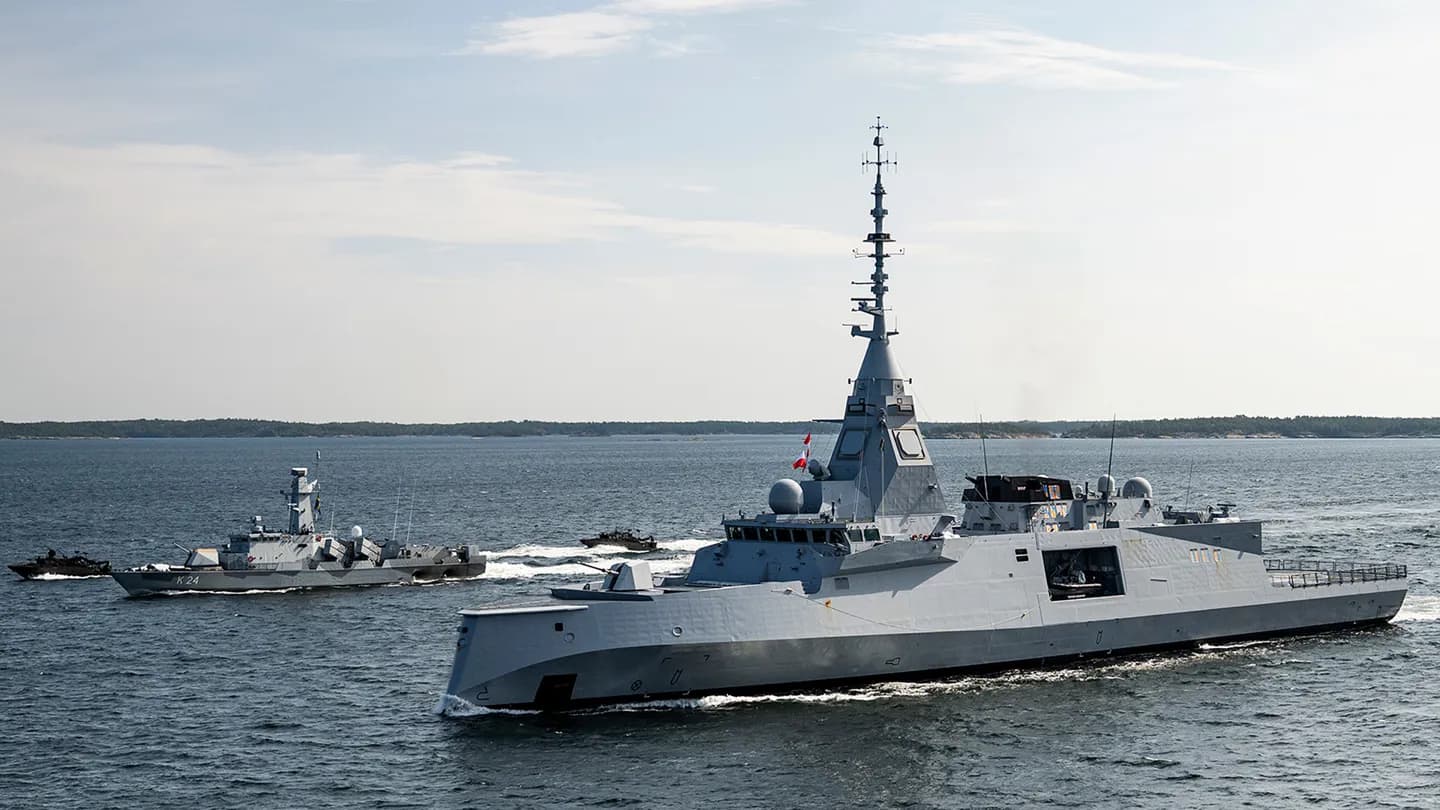 Корабель ВМС Франції Amiral Ronarc'h, на борту якого було підписано угоду. Кораблі такого ж класу замовила Швеція. Foto: Ola Jacobsen/Försvarsmakten. (Джерело:) [[https://www.forsvarsmakten.se/aktuellt/nyheter/sverige-och-frankrike-tecknar-kontrakt-om-luftforsvarsfregatter/]]