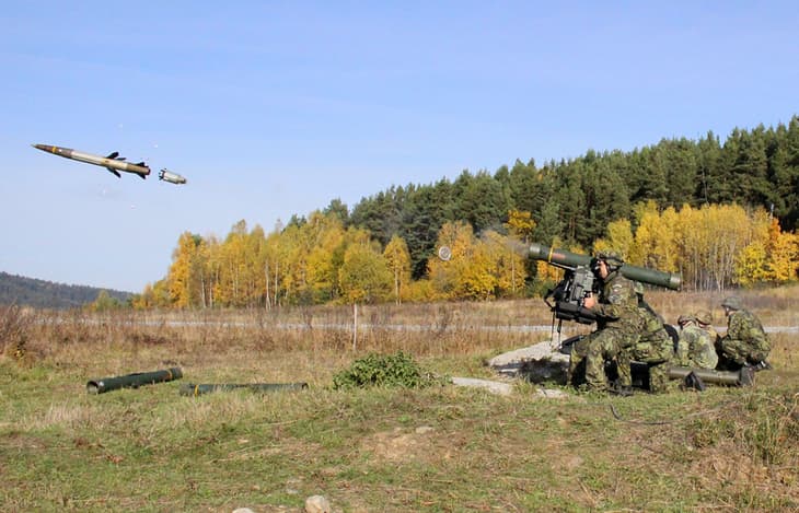 Запуск ракети Bolide із пускової установки комплексу Saab RBS 70 NG. (Джерело:)[[https://reservilainen.fi/suomen-ilmatorjunta-vahvistuu-puolustusvoimille-saab-rbs-70-ng-ilmatorjuntajarjestelmia/]]