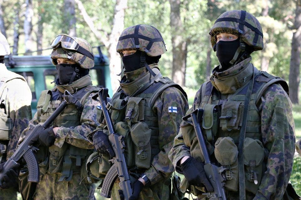 Фінські військовослужбовці (джерело:) [[https://armyinform.com.ua/2022/08/08/finlyandiya-doluchytsya-do-pidgotovky-ukrayinskyh-vijskovyh-u-brytaniyi/]]