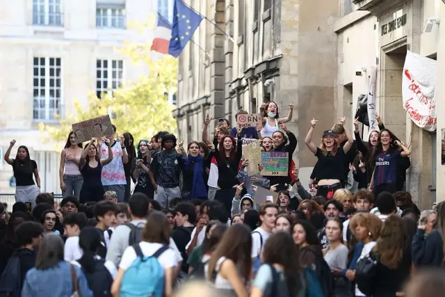 A French high school student and a Ukrainian university student: two models of youth political agency