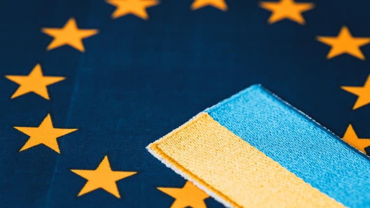 Plecarea lui Viktor Orban de la putere săptămâna viitoare încheie o perioadă lungă în care drumul european al Ucrainei a fost blocat. Viitorul fost prim-ministru ungar a fost deseori principalul factor de blocaj în dorința oficialilor europeni de a ajuta Ucraina în războiul său cu Rusia, fie în fața aspirațiilor europene ale țării.
